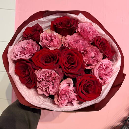 Bouquet of 15 red and peony roses