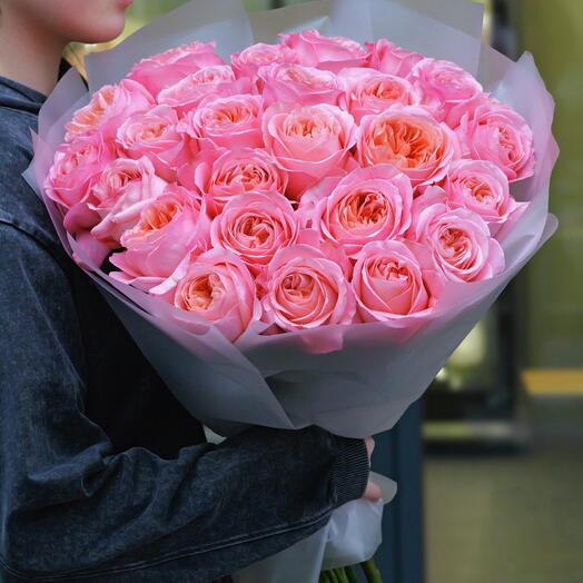 25 peony-shaped roses