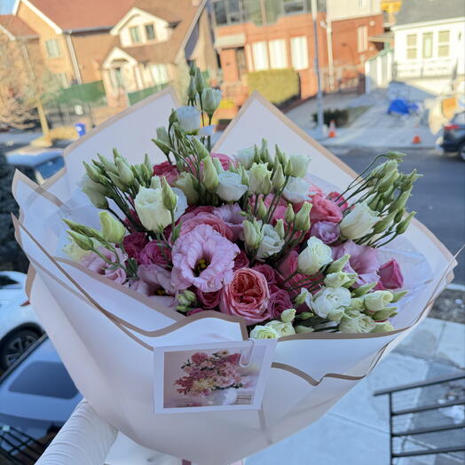 Soft Mix Roses and lisianthus