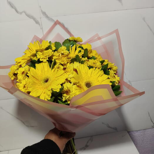 Ramo de gerberas amarillas con margaritas amarillas