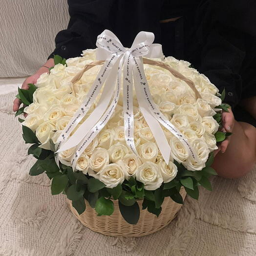 Basket 101 White Semiholand roses