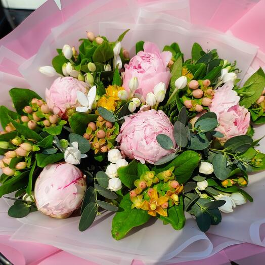 Media decena de peonias rosas