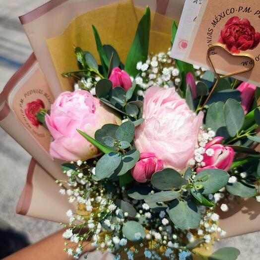 2 peonias con media decena de tulipanes