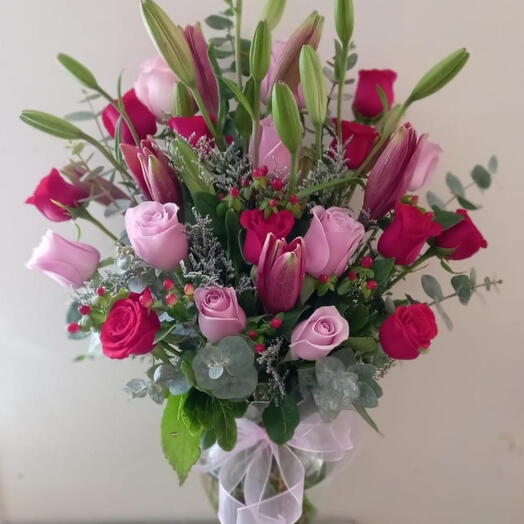 Jarron Elegante de rosas y lilis