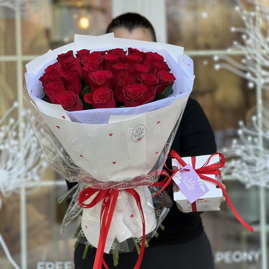 Букет из красных роз, конфеты Raffaello - "Valentin"