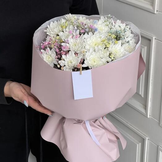 Букет из хризантемы и гипсофилы в розовом оформлении