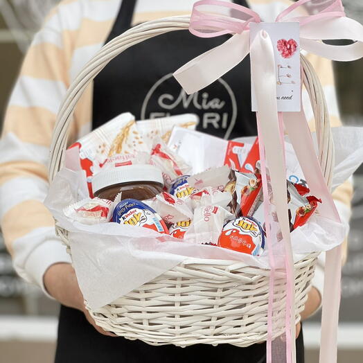 Подарочная корзина с раффаелло и киндером - 11