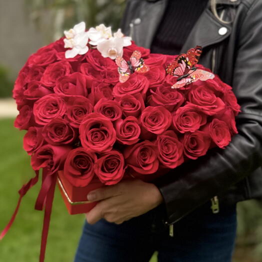 Rosas rojas en una caja con forma de corazón