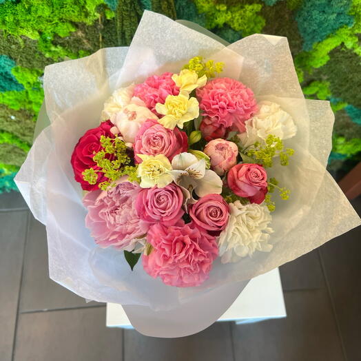 Bouquet misto con rosa a forma di peonia