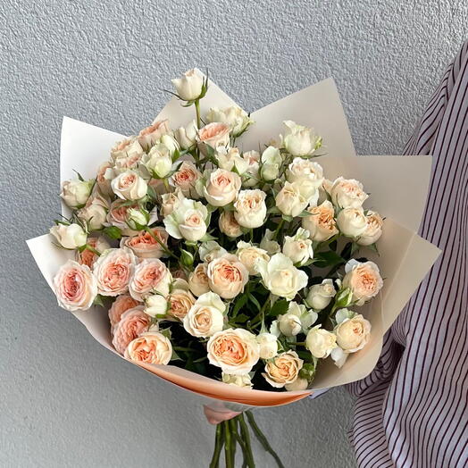 Bouquet of 11 cream spray roses