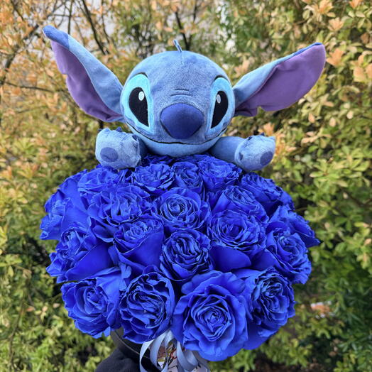 Коробка с розами и игрушкой Blue Stitch