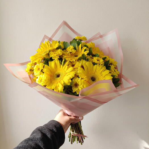 Ramo de gerberas amarillas con margaritas amarillas