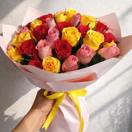 Ramo Buchon de Rosas Rojas, Amarillas y Rosadas – Bouquet Premium Grande