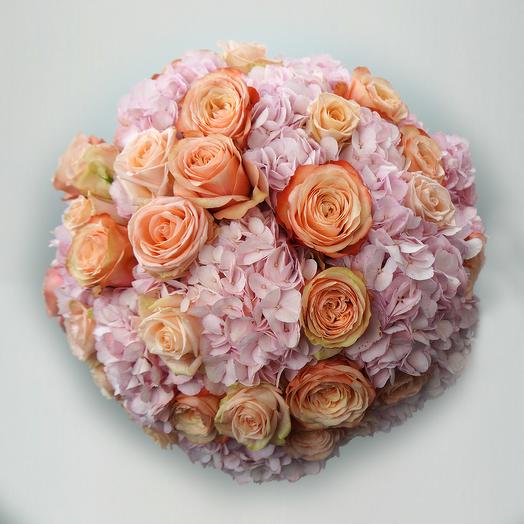 Round-bound bouquet hydrangeas rose