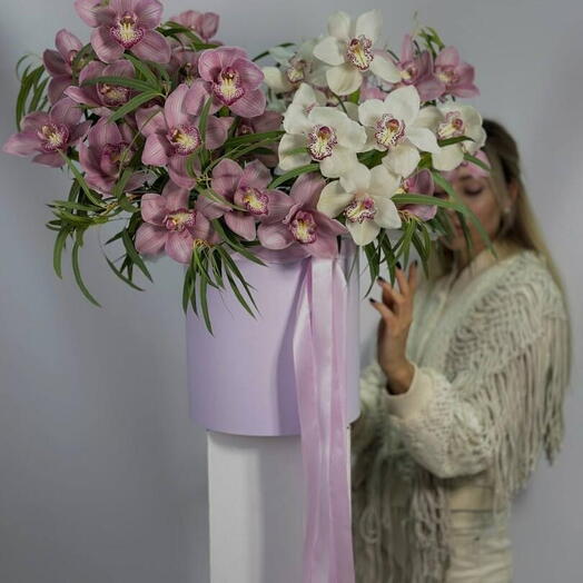 Огромная коробка с орхидей