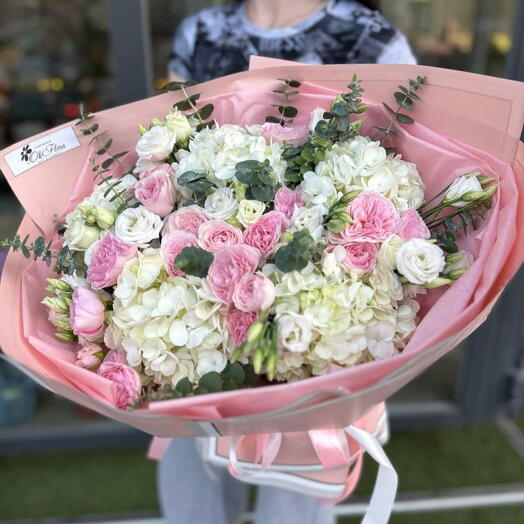 Букет с гортензиями, лизиантусам и кустовыми розами