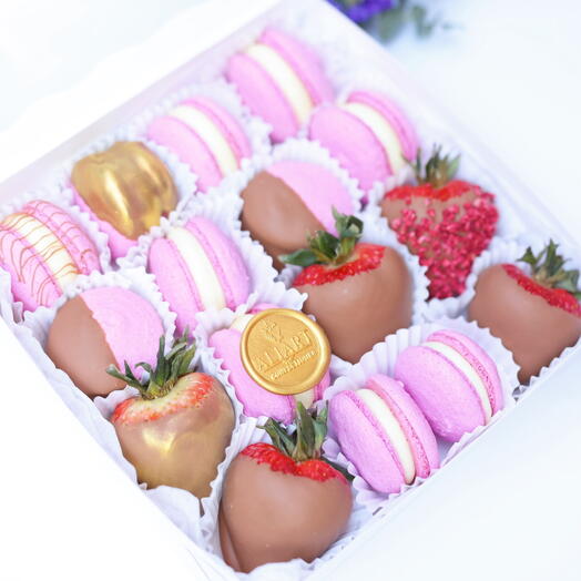 CHOCOLATE-COVERED STRAWBERRIES   MACARONS GIFT BOX
