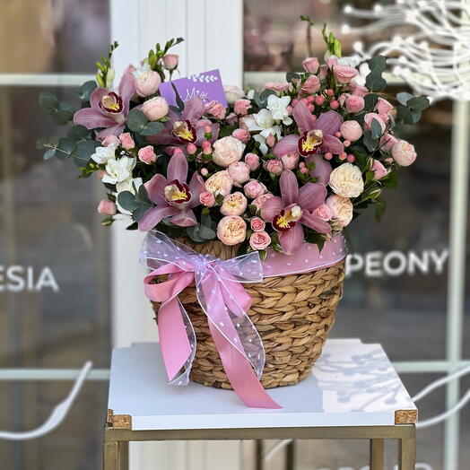 Цветочная композиция в корзине - "Мира"