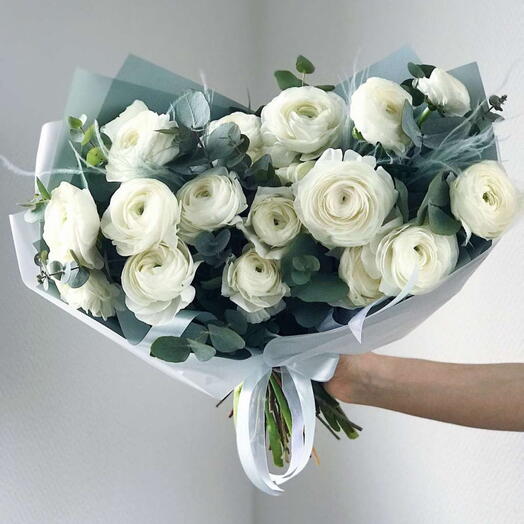 Ранункулюсы белые с эвкалиптом и сухоцветами