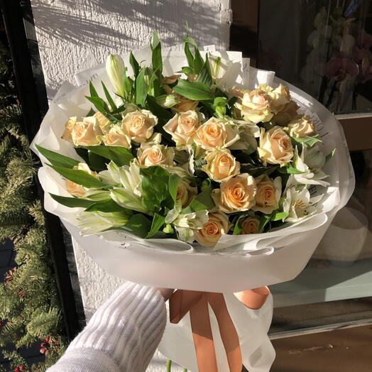 Buket od mini ruze i alstromerije