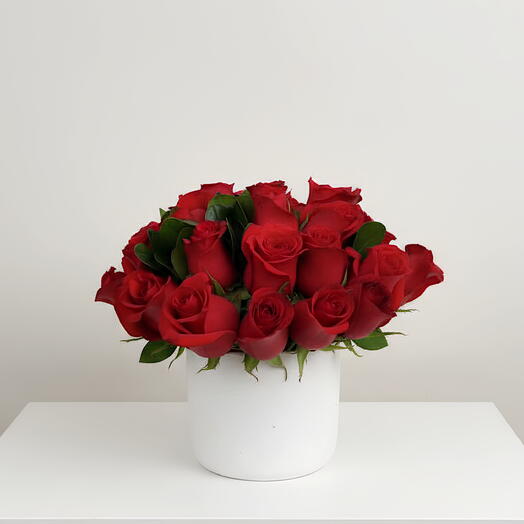 Arreglo 24 rosas rojas base blanca