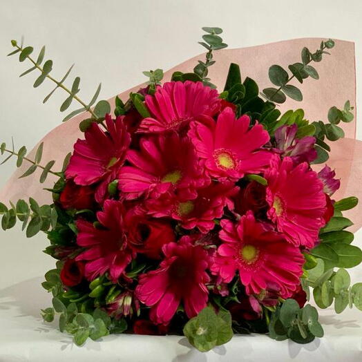 Ramo gerbera fiusha rosas Rojas