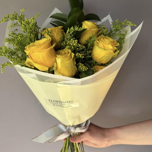 6 rosas amarillas con follaje