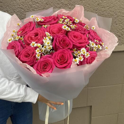 Bouquet of 15 roses and chamomile