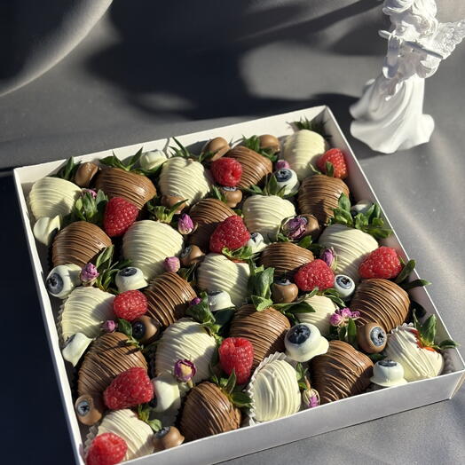 Клубника в шоколаде 25шт с малиной, голубикой и чайной розой