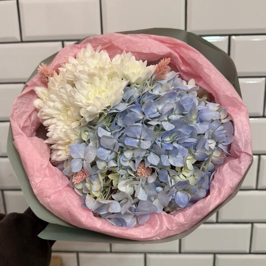 Bouquet of hydrangeas with a daisy