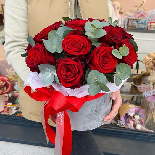 Qırmızı güllər çiçək qutusunda