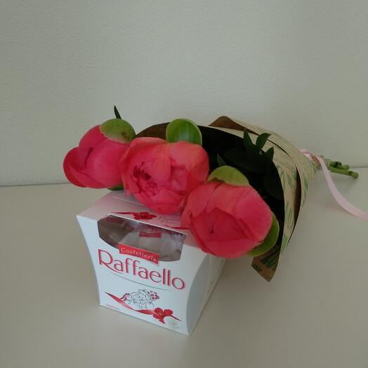 Bouquet of peonies+ Rafaello