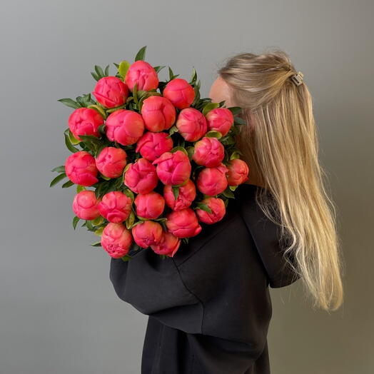 Букет из 25 коралловых пионов под ленту