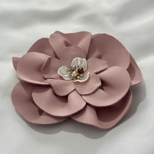 Брошь - цветок из натуральной кожи; цвет нежно-розовый