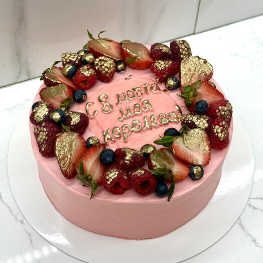 Cake with gold berries