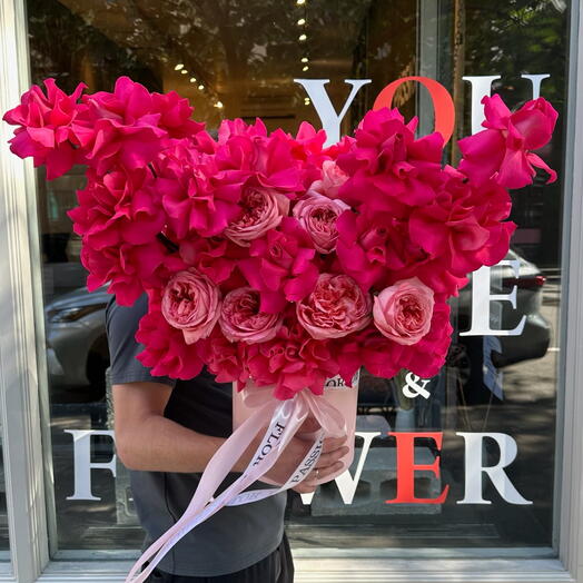 Коробка "Слова любви" (розовые садовые розы сорта "Pink Expression", ярко-розовые французские розы)