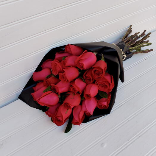 Ramo 24 rosas rojas una vista