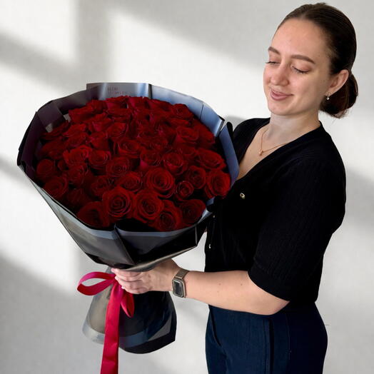 Langstieliger roter Rosenstrauß (51 Rosen)
