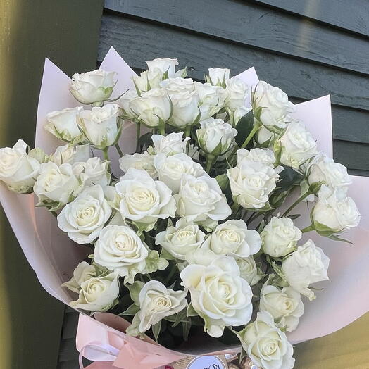 Bouquet of 11 white spray roses