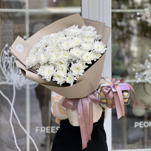 Букет «Хризантема + Ferrero Rocher»