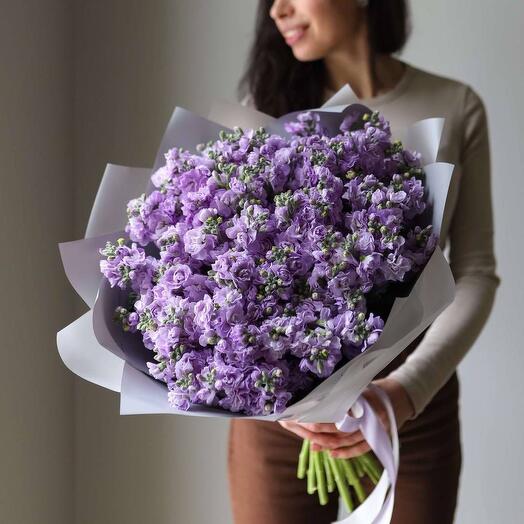Охапка ароматной сиреневой маттиолы