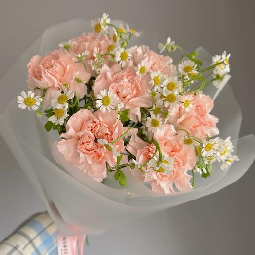 Bouquet of carnations and daisies