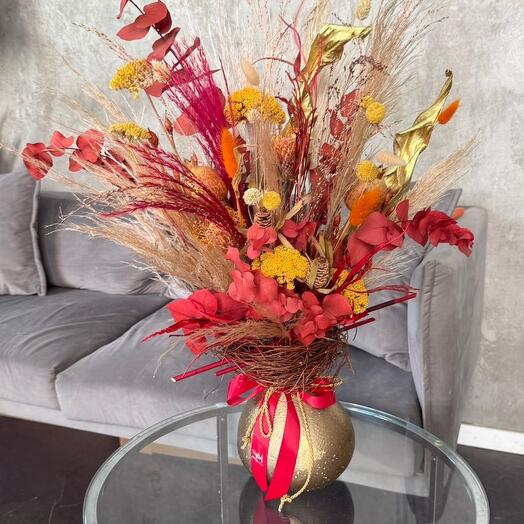 Trockenblumenstraub mit Lagurus, Pampasgras, Craspedia   Ruscus