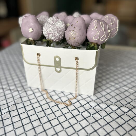 Lady chocolate-covered strawberries