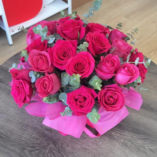 Rosas rosadas en una cesta