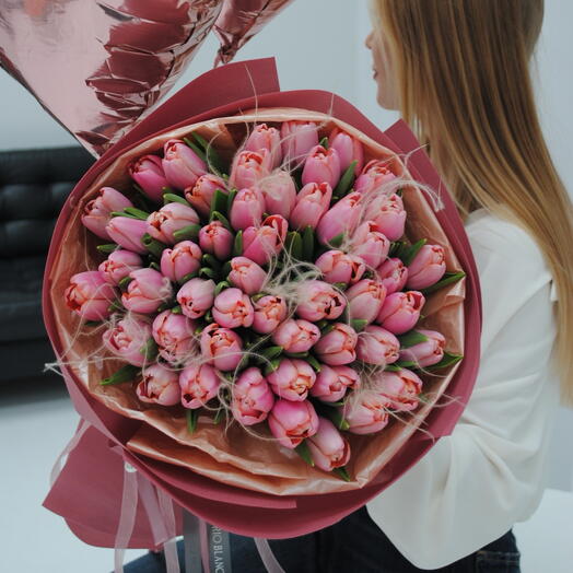 51 tulipanes y 3 globos
