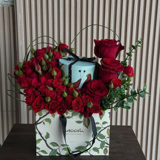 تنسيق ورد أحمر فاخر مع هدية أنيقة من شكلات انوش
English:
Luxury Red Roses Arrangement with Elegant Gift