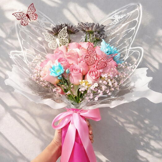 Ramo Princesa Encantada – Rosas Rosadas con Mariposas Decorativas