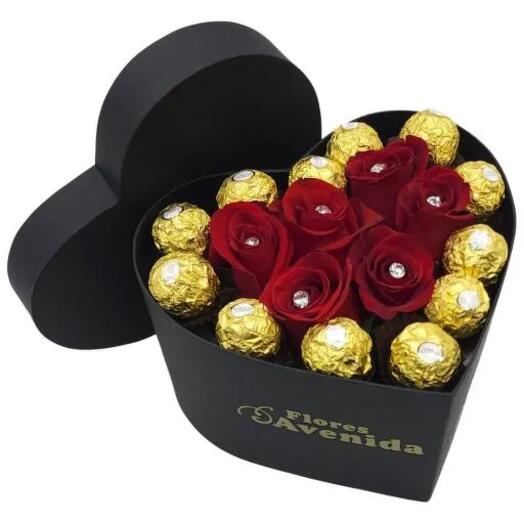 CAJA CORAZON ROSAS CON BRILLANTES Y BOMBONES DE CHOCOLATE