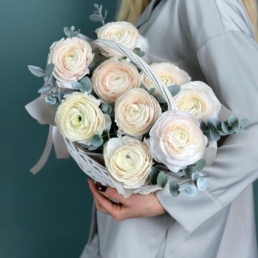 Нежность в корзине – композиция из ранункулюсов и эвкалипта